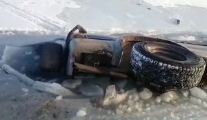 Ce russe a voulu traverser un lac gelé en voiture... Raté!