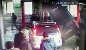 Un automobiliste tente de sortir sa voiture du garage et fail...!