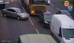 Un camion arrache l'avant d'une voiture qu'il n'avait pas vu