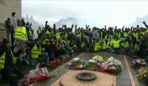 "J'ai décidé de rester en statique dans les gaz." Ce gilet jaune explique comment il a protégé la tombe du soldat inconnu samedi