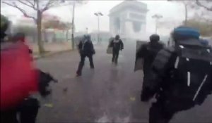 Gilet Jaune - L'affrontement sous l'Arc de Triomphe vu des yeux d'un policier