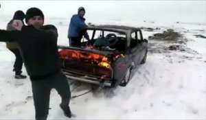 Ces russes balancent une voiture en feu dans un lac gelé