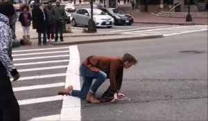 Ce cycliste se fait faucher par un skateur et ça ne le fait pas rire !