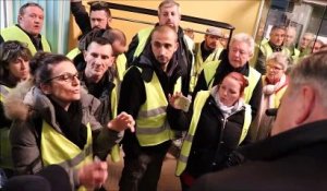 Léchange Tendu Entre Le Sous Préfet Et Les Gilets Jaunes à