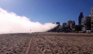 Un nuage de brouillard vient  subitement envahir une plage