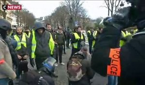 Les Gilets Jaunes en marche sur les Champs-Elysées