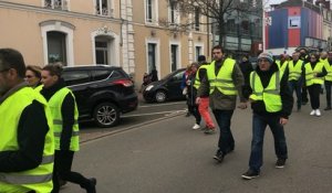 Les Gilets jaunes manifestent dans le calme