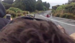 Des photographes frôlés par un motard qui chute en pleine course...