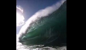 Ce surfeur capture le plus beau moment à l'intérieur d'une vague géante !