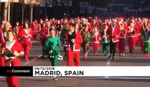 Des milliers de père noël envahissent les rues de Madrid