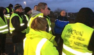 Barrage filtrant des Gilets jaunes devant la base logistique d’Intermarché