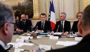 "Gilets jaunes" : Macron veut reprendre la main