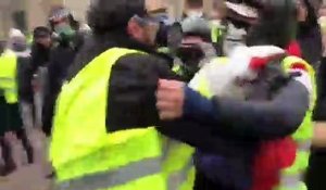 "Gilets jaunes" : un manifestant d'extrême droite pris à partie à Paris