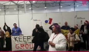 "Que voulons nous ? La justice climatique" : manifestation des militants après avoir été expulsés de la la conférence sur le climat.