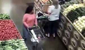 Une femme surprise en train de voler dans un sac à une autre cliente au rayon fruits et légumes