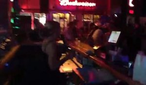 Cette barmaid chante et sert les clients en même temps !