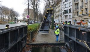 Entrée et sortie des bateaux -vannes du musée des égouts à Paris