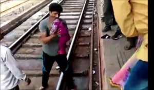 Un bébé survit miraculeusement à un train qui lui passe dessus
