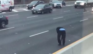 Quand un camion de la brinks perd des billets sur l'autoroute (Etats Unis)