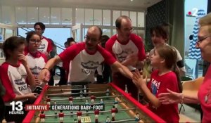 Initiative : des retraités et des enfants jouent ensemble au baby-foot