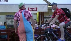 Un clown joue au policier avec un cycliste