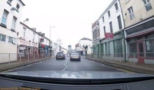 Un conducteur pressé glisse dans un virage en Angleterre