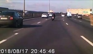 Un automobiliste protège un motard en coupant la route en pleine autoroute...