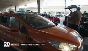 Un faux taxi demande à des touristes 250 euros pour aller de l'aéroport jusqu'à Paris et refuse de les laisser descendre si ils ne payent pas ! Regardez