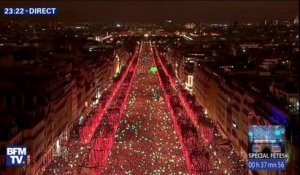Un premier spectacle, introduisant les festivités du Nouvel An, débute sur les Champs-Elysées
