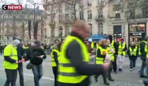 «Gilets jaunes» : plusieurs centaines de manifestants sur les Champs-Élysées