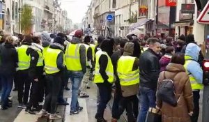 Quelque dizaines de gilets jaunes bloquent la rue Saint-Jean à Nancy