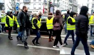 Les gilets jaunes dansent à un croisement du centre-ville de Besançon