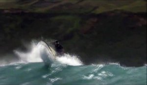 Un homme en jet ski percute un drone !