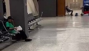 Il traîne sa fille par la capuche à l'aéroport car elle n'a pas envie de marcher !