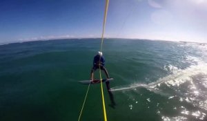 Un kitesurfeur percute un requin avec son foil
