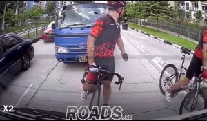 Un conducteur se venge d'un cycliste qui roule au milieu de la route !