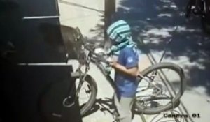 Un voleur de vélo se fait calmer avec un coup de pied dans la tête