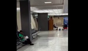 Un père traîne sa fille par la capuche au beau milieu d'un aéroport