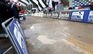 cyclocross : L'arrivée victorieuse de Antoine Benoist champion de France espoirs devant des supporters bretons déchaînés