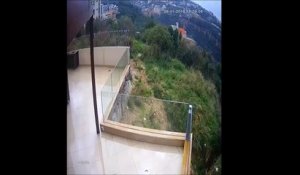 Une armoire depressive saute du balcon