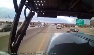 Un chauffeur de camion se fait couper la route et ne peut éviter le crash