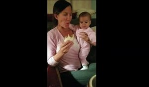 Déjà plus de 5 millions de vues pour ce bébé qui essaye de mordre dans le burrito de sa mère