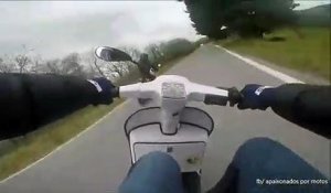 Quand un jeune en scooter ridiculise un motard.... Puissant le scooter!