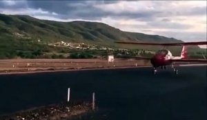 Un homme se prend l'aile d'un avion au décollage !