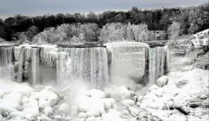 Les chutes du Niagara en partie gelées