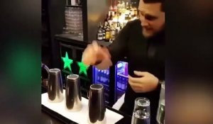Un barman fait un tour de magie avec des shakers !