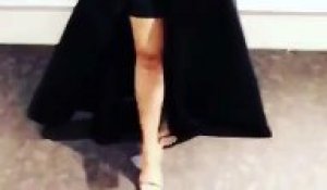 : Le  défilé remarquable d'Eva avec une robe noire qui fait sensation au Novotel