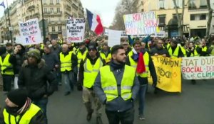 A Paris, des "gilets jaunes" peu confiants dans le "grand débat"