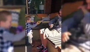 Ce papa fait une blague horrible à son jeune fils... Père indigne