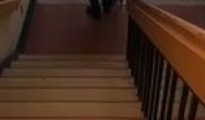 Petite glissade sur la rampe d'escalier... Et grosse gamelle